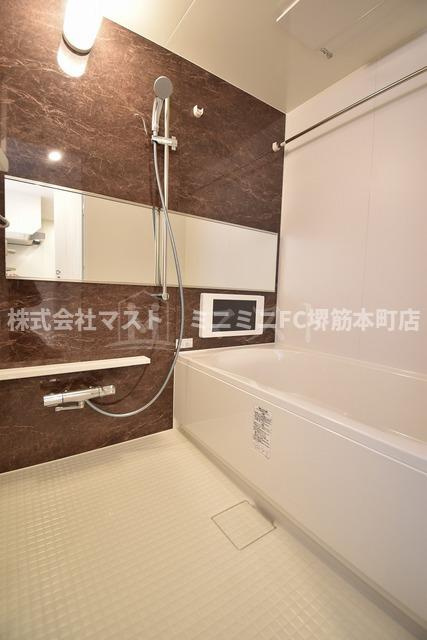 大阪市中央区安土町１丁目の賃貸マンションの浴室|※奇数階は床・建具とブラウン系です。