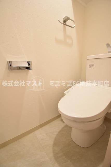 大阪市中央区安土町１丁目の賃貸マンションのトイレ|※奇数階は床・建具とブラウン系です。