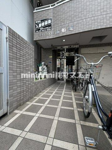 大阪市中央区博労町１丁目の賃貸マンションのエントランス