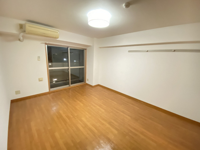 芦屋市公光町の賃貸マンションの居間・リビング