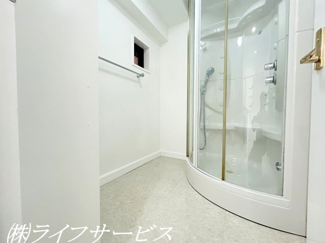 【浴室】 | ダイアパレス新大阪 | 浴室／現況はシャワールームとなっていますが、引き渡し時に浴室に変更予定です・換気に便利な窓有！