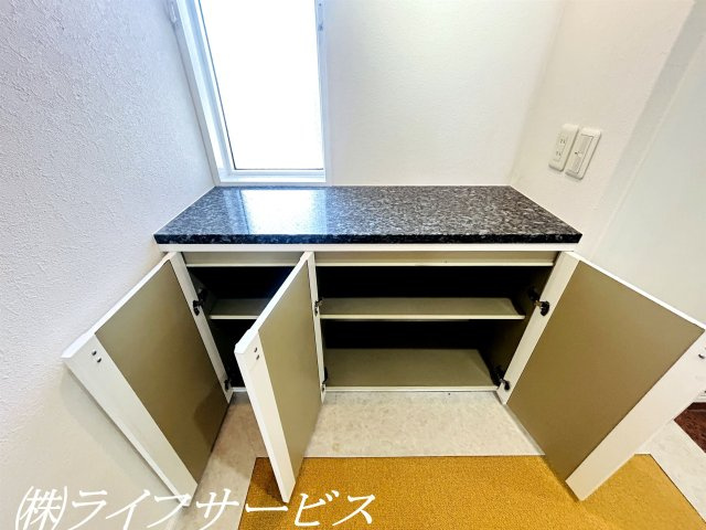 【玄関】 | ダイアパレス新大阪 | 玄関／天井高のシューズボックスに加えて収納棚がございます。