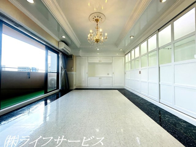 【居間・リビング】 | ダイアパレス新大阪 | 南向きの陽当り良好のリビングルームは広々２５帖！大理石調のフロアタイルや装飾にこだわった建具や収納棚など高級感あふれるリビングルームです！