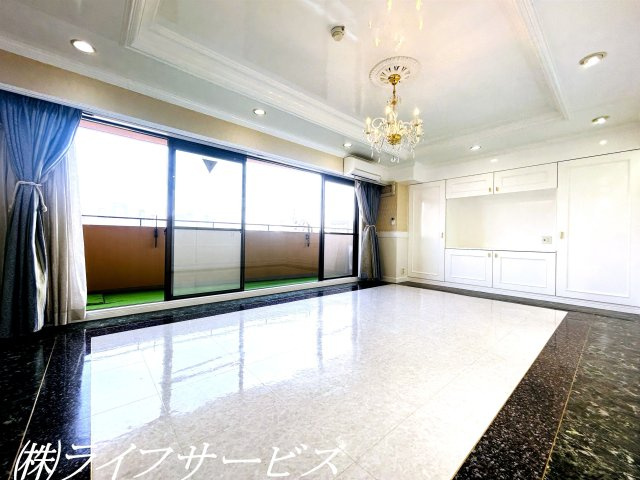 【居間・リビング】 | ダイアパレス新大阪 | 南向きの陽当り良好のリビングルームは広々２５帖！大理石調のフロアタイルや装飾にこだわった建具や収納棚など高級感あふれるリビングルームです！