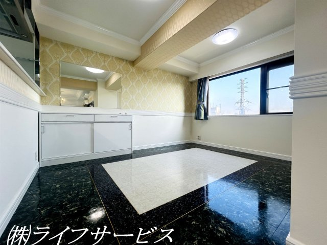 【居間・リビング】 | ダイアパレス新大阪 | 南向きの陽当り良好のリビングルームは広々２５帖！大理石調のフロアタイルや装飾にこだわった建具や収納棚など高級感あふれるリビングルームです！