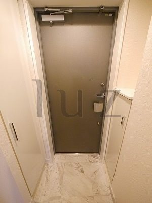 レノス新子安の玄関