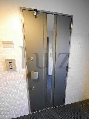 レノス新子安の玄関