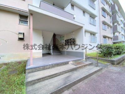 【エントランス】 | 　釈尊寺第一住宅5号棟 | 毎日通るエントランスはこのようになっています