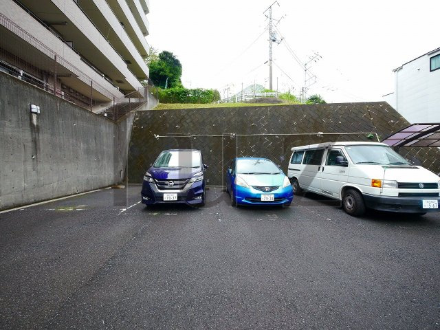 日神パレステージ鴨居の駐車場