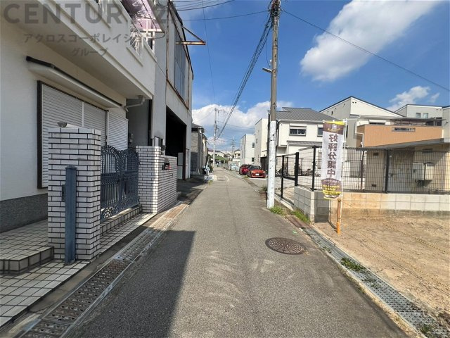 現地西側道路側のご紹介です。幅4ｍの公道となっております。間口は約10ｍとゆとりがあり多彩なプランで建築可能です