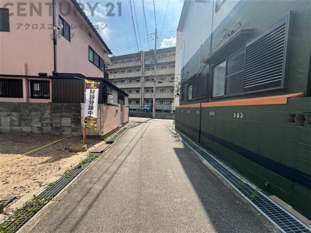 現地西側道路側のご紹介です。幅4ｍの公道となっております。間口は約10ｍとゆとりがあり多彩なプランで建築可能です