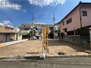 現地は陽当たり良好で開放感のある整形地。周辺は落ち着いた住宅街で、住環境も良好です。自由設計でご家族のライフスタイルに合わせた理想の住まいを実現できます。