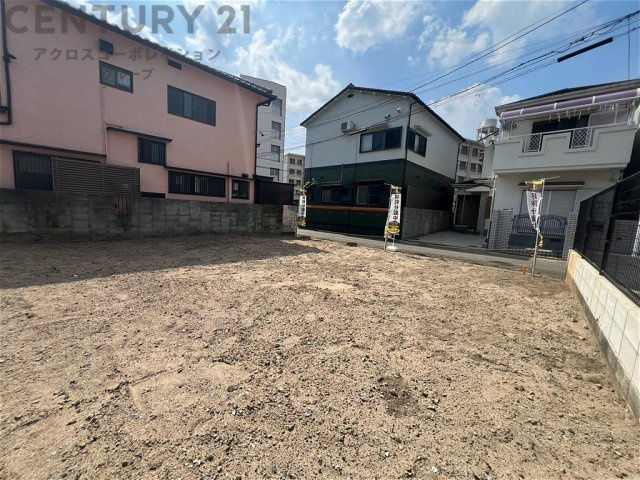 現地は開放感のある整形地。陽当たりも良く、理想の住まいづくりが叶う建築条件付き土地です。周辺は落ち着いた住宅街で、子育て世帯にもおすすめの住環境です。