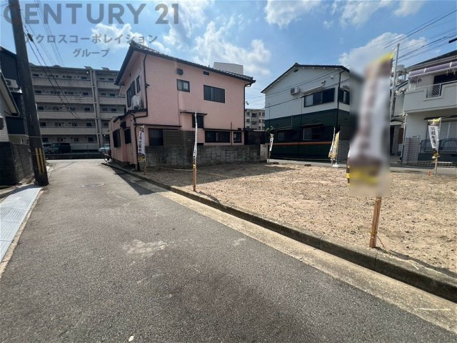 現地東側道路側のご紹介です。幅4ｍの公道となっております。間口は約10ｍとゆとりがあり多彩なプランで建築可能です