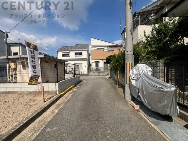 現地東側道路側のご紹介です。幅4ｍの公道となっております。間口は約10ｍとゆとりがあり多彩なプランで建築可能です