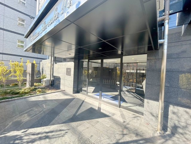 プレサンス新大阪ジェイズのエントランス