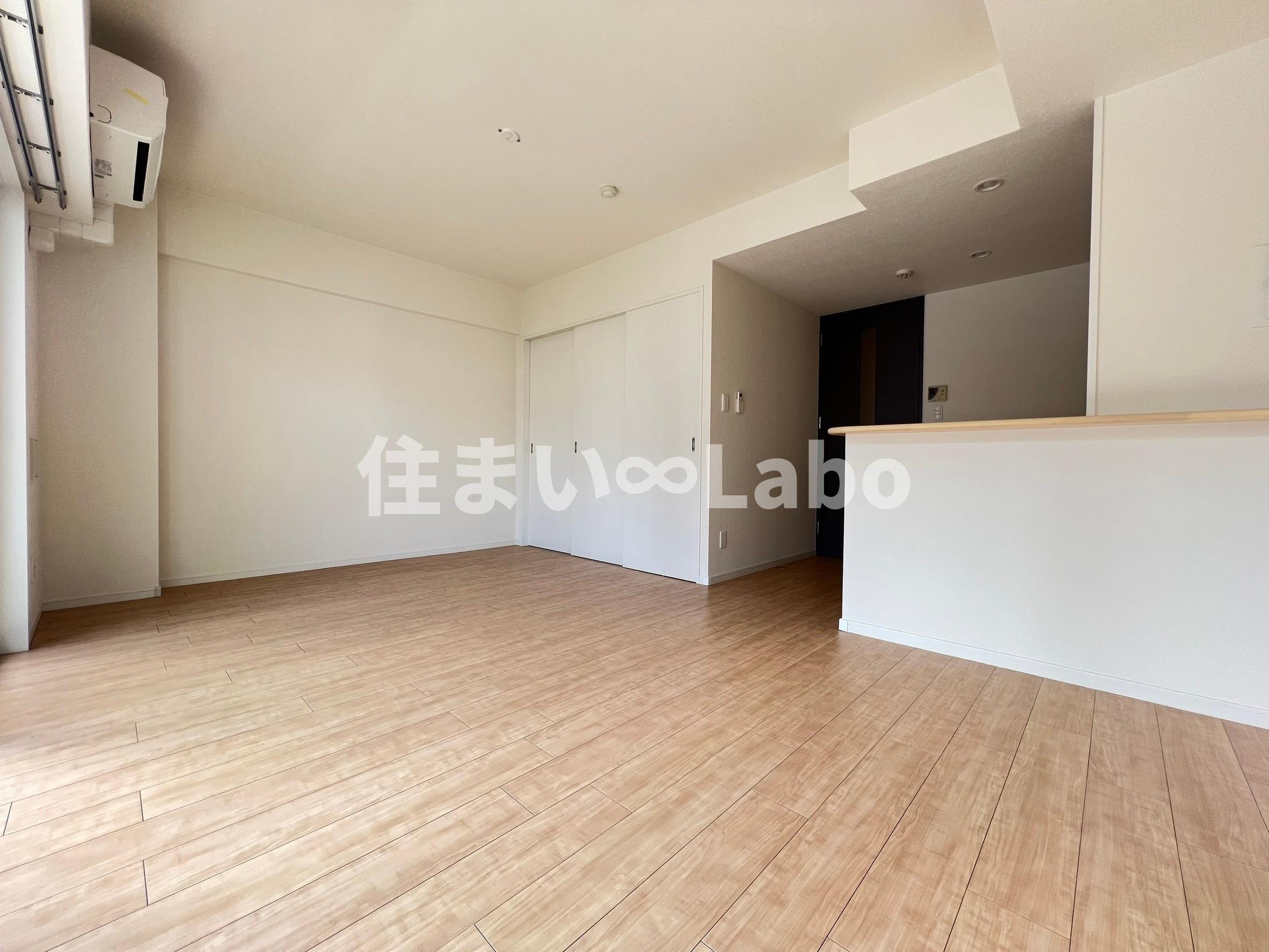 福岡市博多区築港本町の賃貸マンションの居間・リビング