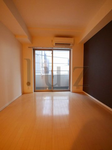ライジングプレイス桜木町二番館の居間・リビング