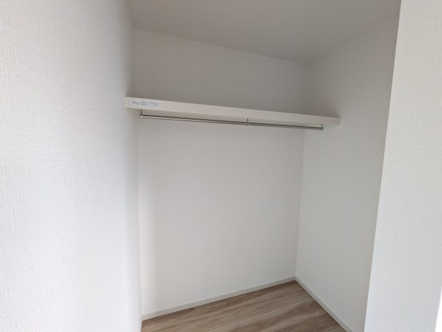 水戸市本町　4期　新築戸建ての収納|大容量のウォークインクローゼット。衣類はもちろん、スーツケースや季節の家電もまとめて収納でき、居室空間をすっきりと保ちます。