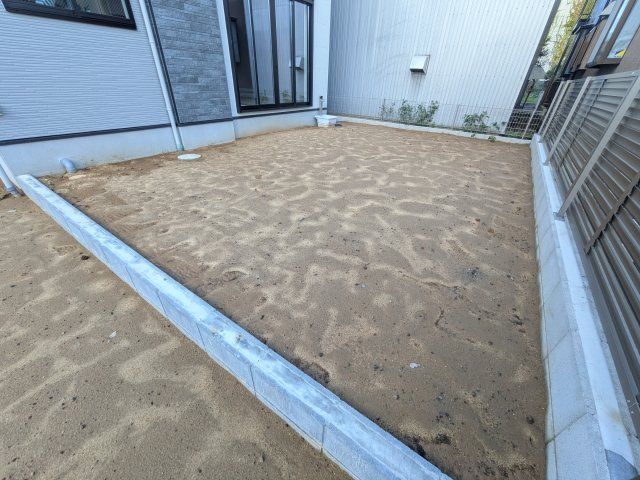 水戸市本町　4期　新築戸建ての庭|リビングに明るい光を届ける広々とした南庭。
お子様の遊び場やペットのスペースとしても最適です。
室内外で心地よい暮らしが叶います。
