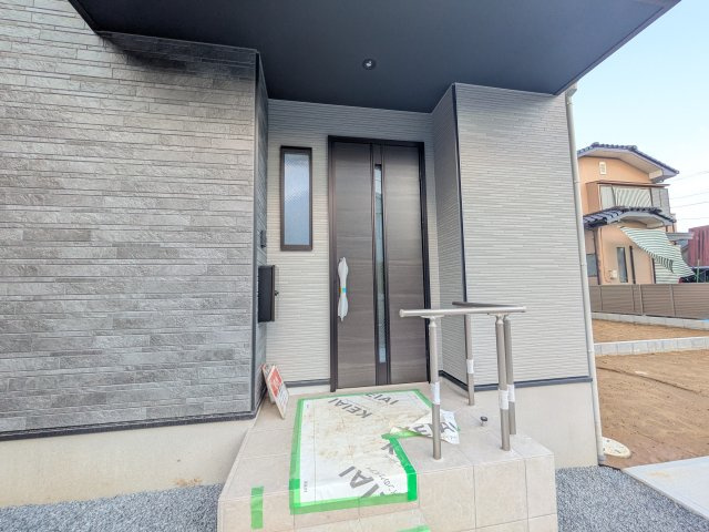 水戸市本町　4期　新築戸建ての玄関|お洒落な玄関ドアと洗練された外壁デザイン。家の顔にふさわしい上質な佇まいで、ご家族やお客様を迎えます。