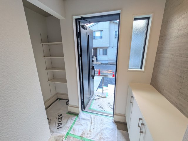 水戸市本町　4期　新築戸建ての玄関|家族全員の靴がスッキリ片付く大容量シューズボックス完備。
お客様を気持ちよく迎えられる、明るく清潔感あふれる玄関です。