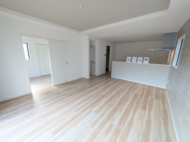 水戸市本町　4期　新築戸建ての居間・リビング|居心地の良いデザインと機能性を両立。ご友人を招いたり、趣味を楽しんだり、様々なシーンで活躍する団らんの中心地です。