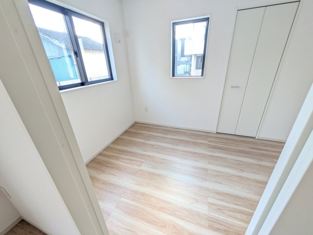 水戸市本町　4期　新築戸建ての洋室|リビングと繋がる多目的スペース。引き戸を開ければ広々LDK、閉じれば客間や書斎、お子様の遊び場に早変わりします。日当たりも良好です♪