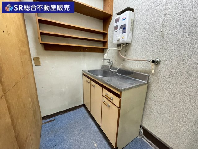 岩田町3丁目店舗付き住宅のキッチン|1F店舗部分にも瞬間湯沸かし器付きのミニキッチンがあり便利です！