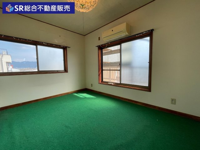 岩田町3丁目店舗付き住宅の洋室|3F6帖洋室。2面採光の明るいお部屋です！