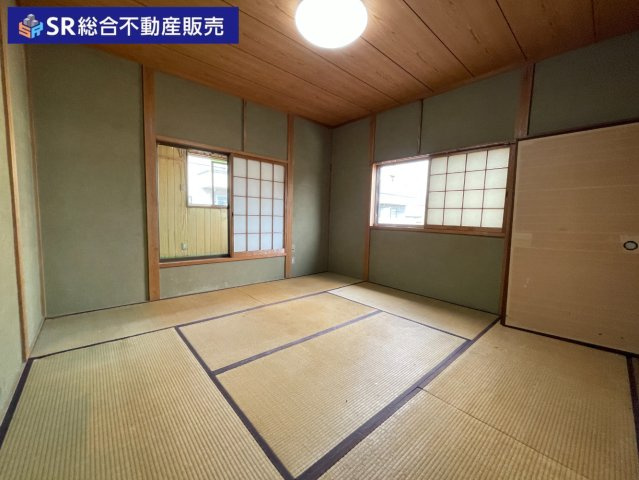 岩田町3丁目店舗付き住宅の寝室|3F8帖和室。寝る時は布団派の方にピッタリのお部屋です！