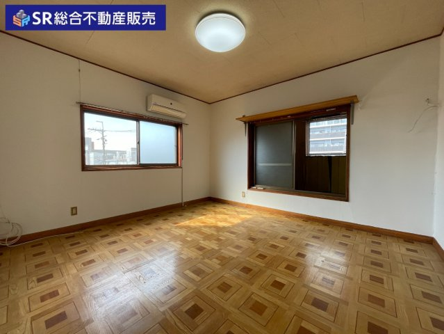 岩田町3丁目店舗付き住宅の子供部屋|3F8帖洋室。広々と開放感のある明るいお部屋です！子供部屋にいかがでしょうか。