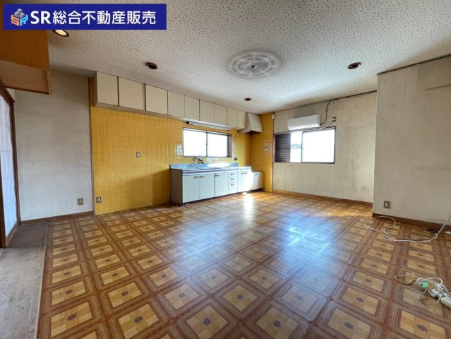岩田町3丁目店舗付き住宅の居間・リビング|2F16帖リビング。ご家族でゆったりとお過ごしいただける空間です♪