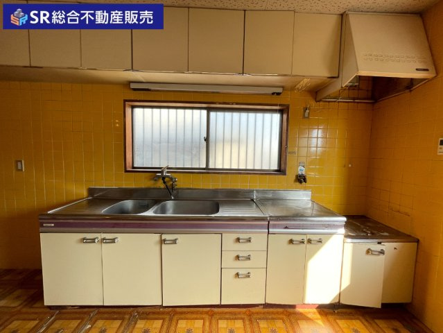 岩田町3丁目店舗付き住宅のキッチン|2シンク・調理スペース広めのキッチンは上下に棚もありお料理しやすいです！