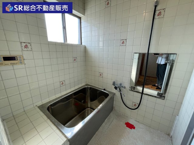 岩田町3丁目店舗付き住宅の浴室|追い焚き機能付きのお風呂です！窓もあり明るく湿気がこもりません。