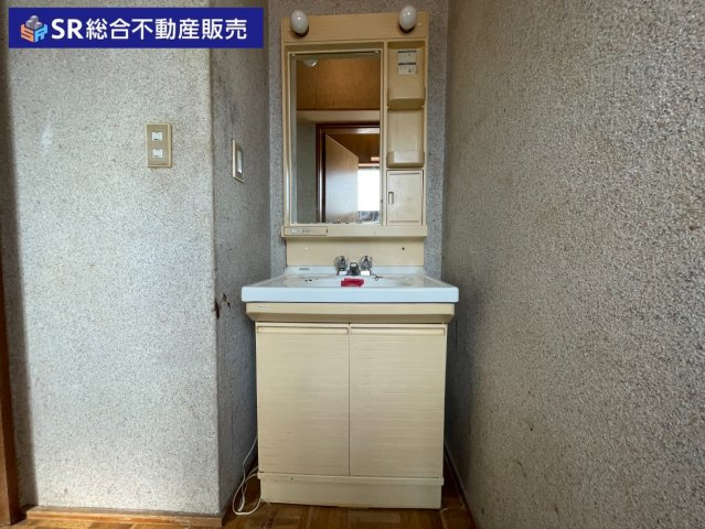 岩田町3丁目店舗付き住宅の独立洗面台|独立洗面台、小物を置くことができて便利です。脱衣スペースもあります。