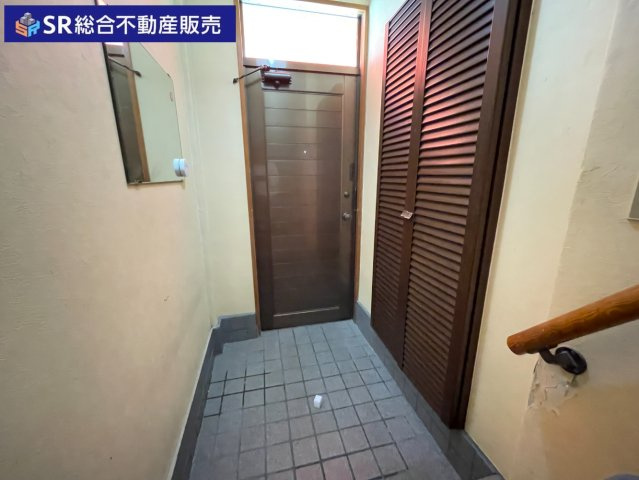 岩田町3丁目店舗付き住宅の玄関|玄関にはシューズボックスもございます！住居部分と店舗部分で玄関が分かれているのも良いですよね。