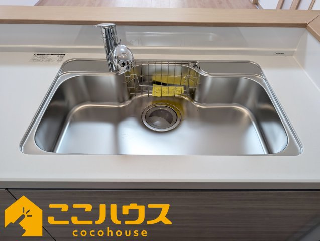 宜野湾市上原1丁目227番　ハートフルタウン　新築戸建て　全4棟　B号棟のキッチン|洗い物のしやすいワイドシンク
