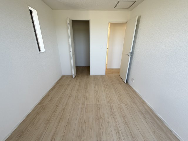 糸満市照屋　第3（全4棟）の洋室|2号棟　洋室6帖＋WIC1.1帖付き♪