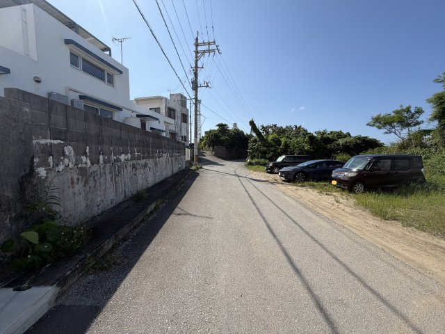 糸満市照屋　第3（全4棟）の前面道路含む現地写真|※北側公道5.2ｍ～5.5ｍ♪