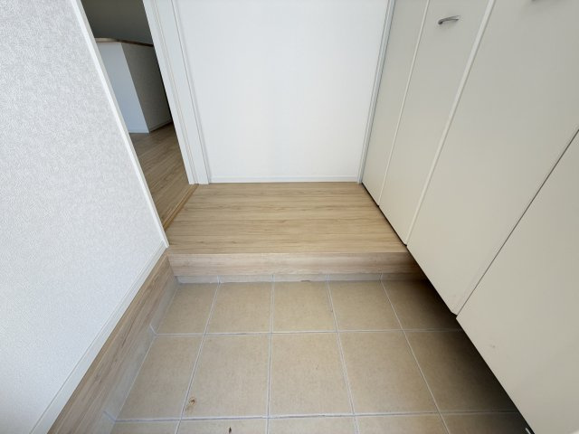 糸満市照屋　第3（全4棟）の玄関|2号棟　十分な収納付き玄関♪
