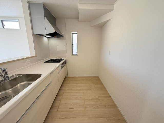 糸満市照屋　第3（全4棟）のキッチン|2号棟　使いやすいシステムキッチン♪
