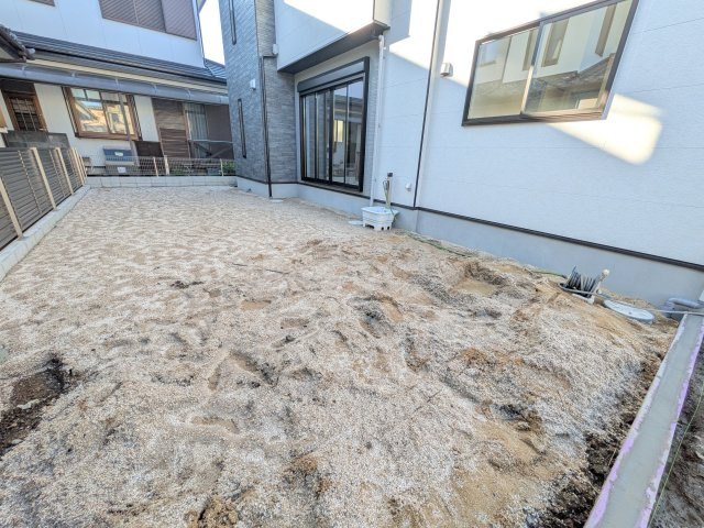ひたちなか市東大島　2期　新築戸建ての庭|リビングに明るい光を届ける広々とした南庭。
お子様の遊び場やペットのスペースとしても最適です。
室内外で心地よい暮らしが叶います。