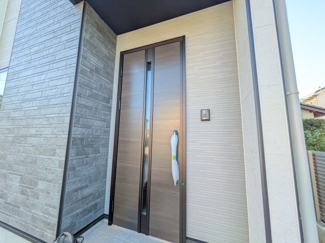 ひたちなか市東大島　2期　新築戸建ての玄関|お洒落な玄関ドアと洗練された外壁デザイン。家の顔にふさわしい上質な佇まいで、ご家族やお客様を迎えます。