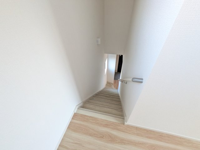 ひたちなか市東大島　2期　新築戸建ての内装|窓付きで明るい階段は、手すり付きでお子様からご年配の方まで安心して上り下りができます♪