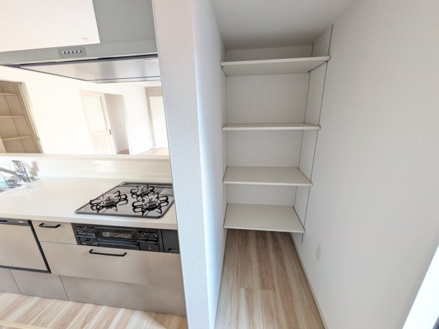 ひたちなか市東大島　2期　新築戸建てのキッチン|料理がもっと楽しくなる広々としたワークトップ。お手入れしやすい素材を採用し、日々の掃除もラクラクこなせます。