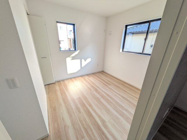 ひたちなか市東大島　2期　新築戸建ての洋室|リビングと繋がる多目的スペース。引き戸を開ければ広々LDK、閉じれば客間や書斎、お子様の遊び場に早変わりします。日当たりも良好です♪