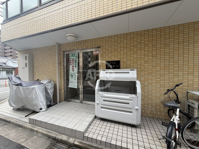 メゾンワタナベのエントランス|エントランス