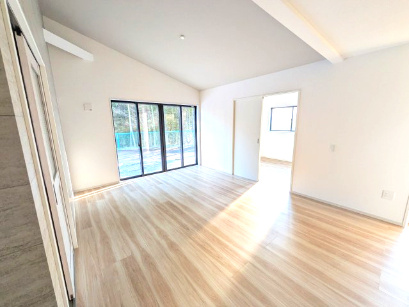 ひたちなか市大成町　3期　新築戸建ての居間・リビング|家族の会話が自然と弾む、広々としたゆとりのLDK。南向きの窓からたっぷりの光が射し込む明るく快適な空間です。
