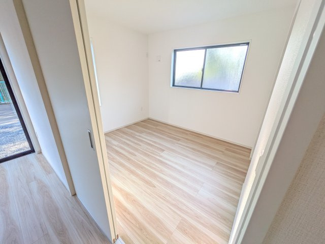 ひたちなか市大成町　3期　新築戸建ての洋室|リビングと繋がる多目的スペース。引き戸を開ければ広々LDK、閉じれば客間や書斎、お子様の遊び場に早変わりします。日当たりも良好です♪